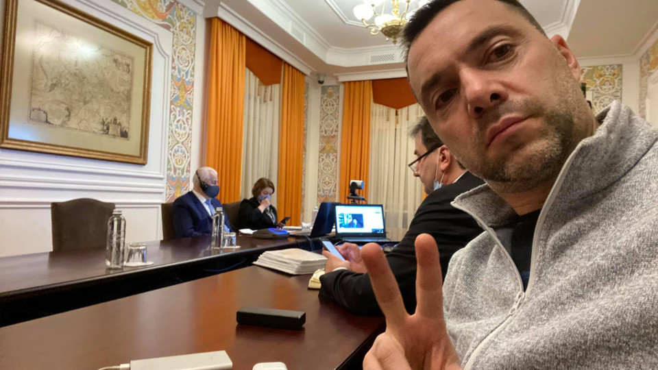 Радник глави української делегації в ТКГ на прохання писати українською послав на 3 букви