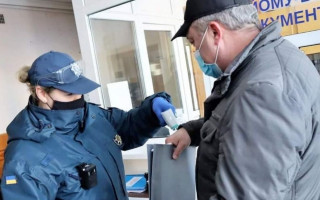 Мали ознаки ГРВІ та підвищену температуру: за рік до установ Феміди не пустили тисячі громадян