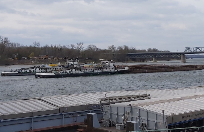 Український корабель врізався в опору моста в Угорщині – ЗМІ