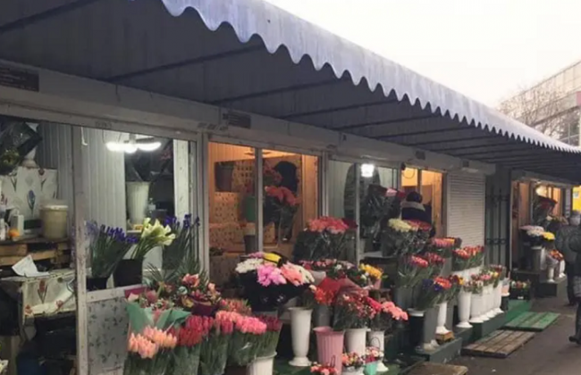 В Киеве предприимчивый вор срезал растения с клумб и продавал их в цветочном ларьке: фото