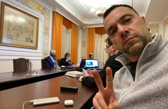 Радник глави української делегації в ТКГ на прохання писати українською послав на 3 букви