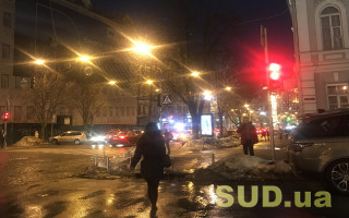 На Подоле в Киеве из-за прорыва трубы на улице образовался фонтан: фото