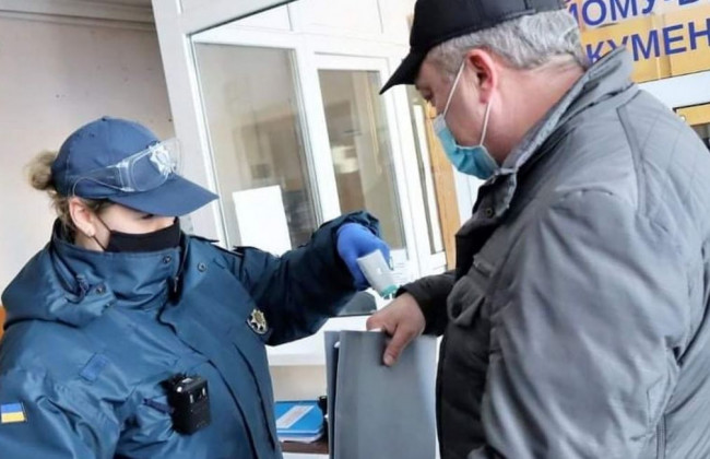 Мали ознаки ГРВІ та підвищену температуру: за рік до установ Феміди не пустили тисячі громадян