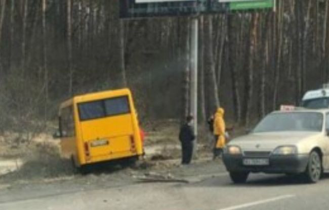 Серьезное ДТП с маршруткой под Киевом: пострадали пассажиры, видео