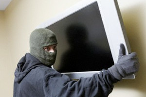 В Сумах гости отеля пытались похитить телевизор, спуская его из окна по связанным простыням