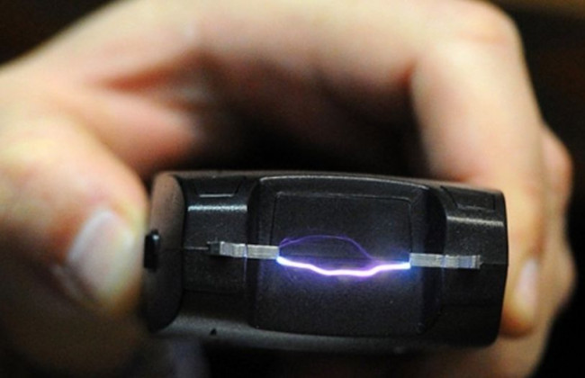 Поліція пообіцяла бити себе електрошокерами, але Комітет все одно провалив законопроект