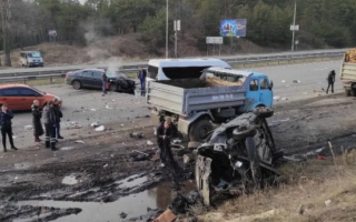 В Киеве произошло серьезное ДТП с двумя легковушками и грузовиком