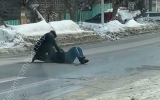 Кровавая расправа: мужчина посреди улицы зарезал адвоката