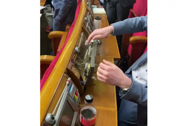 В Верховной Раде загорелся пульт для голосования, видео