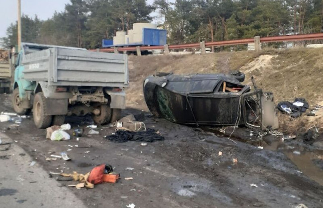 В Киеве на трассе перевернулся автомобиль