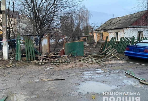 Под Киевом прогремел взрыв: повреждены несколько машин и домов, видео