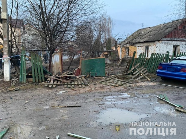 Под Киевом прогремел взрыв: повреждены несколько машин и домов, видео