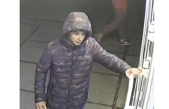 В Киеве парень ограбил беременную женщину, видео