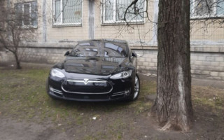 Киевлян возмутил «герой парковки» на Tesla, фото