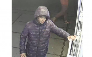 В Киеве парень ограбил беременную женщину, видео