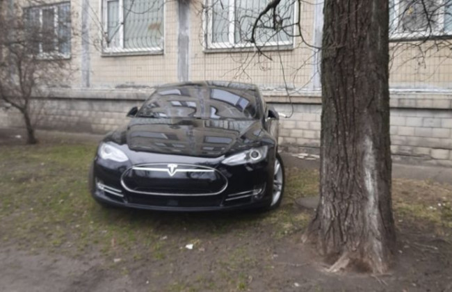 Киевлян возмутил «герой парковки» на Tesla, фото