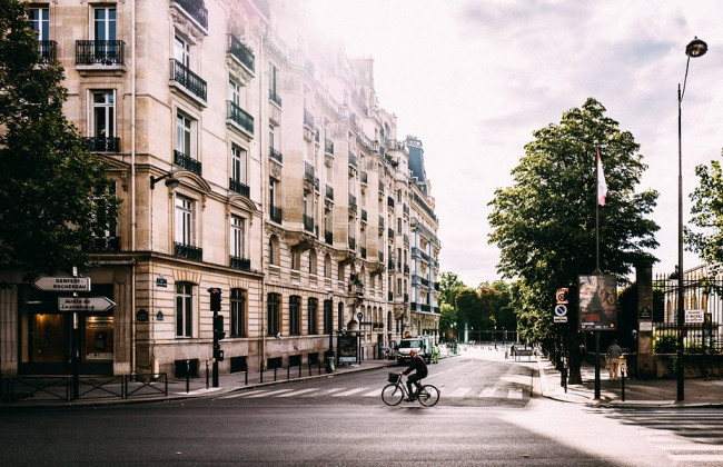 Во Франции снова объявили локдаун: на жесткий карантин закрывают 16 департаментов и Париж