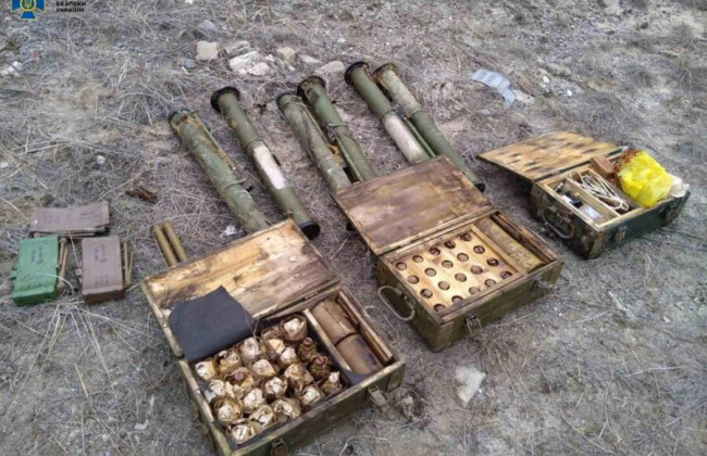 На Луганщині СБУ виявила три схрони бойовиків із реактивними снарядами і вибухівкою, фото