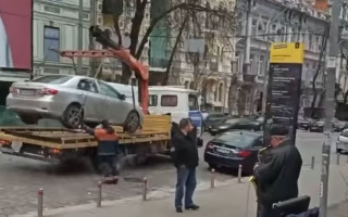 В Киеве под музыку эвакуировали автомобиль «героя парковки», видео
