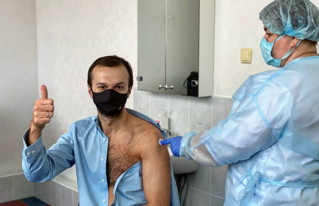 Лидеров мнений вакцинируют без очереди взамен на пиар, — блогер сообщил о спецпрограмме