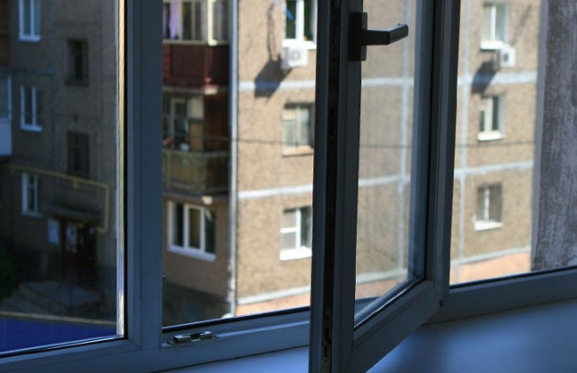 В столице мужчина выпал из окна многоэтажки