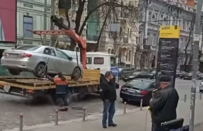 В Киеве под музыку эвакуировали автомобиль «героя парковки», видео