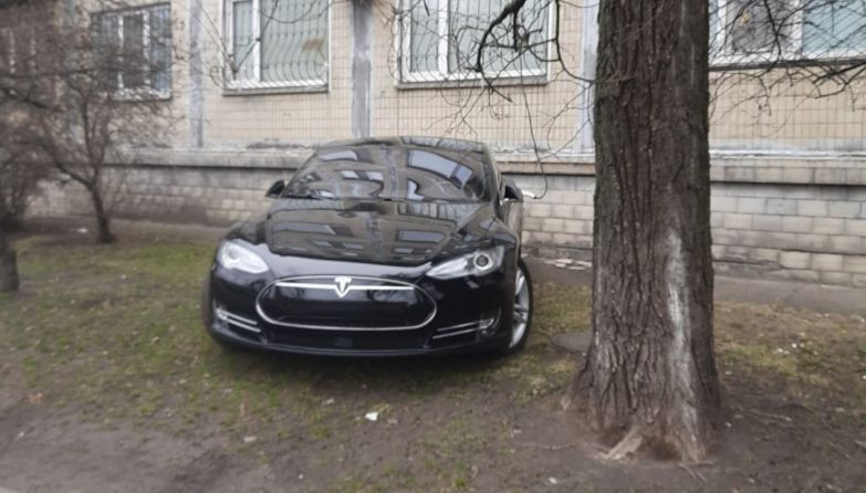 Киевлян возмутил «герой парковки» на Tesla, фото