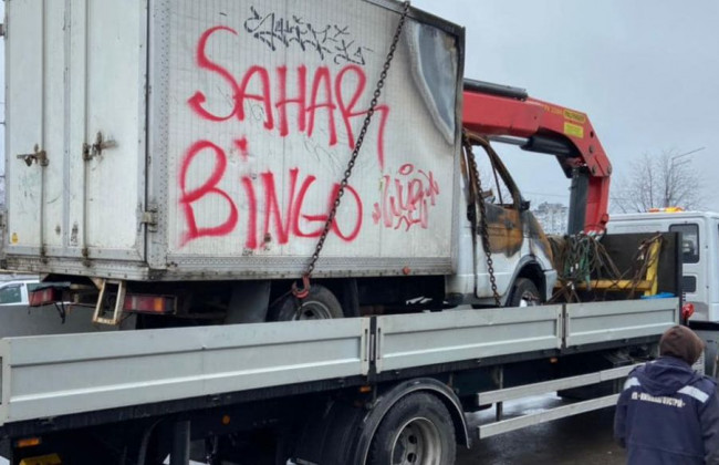 Эвакуировали грузовики и фургоны: в Киеве демонтировали стихийный рынок, фото