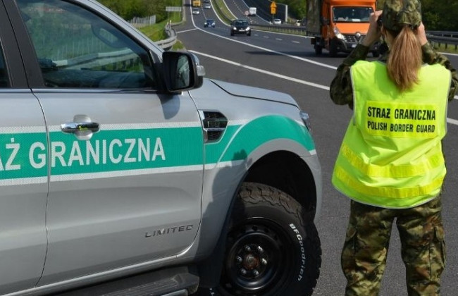 У Польщі затримали мікроавтобус з українцями, які їхали з польськими документами на роботу до Чехії