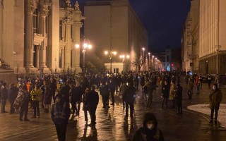 Под Офисом Президента масштабный митинг: активисты зажгли файеры и бросают шумовые гранаты, фото