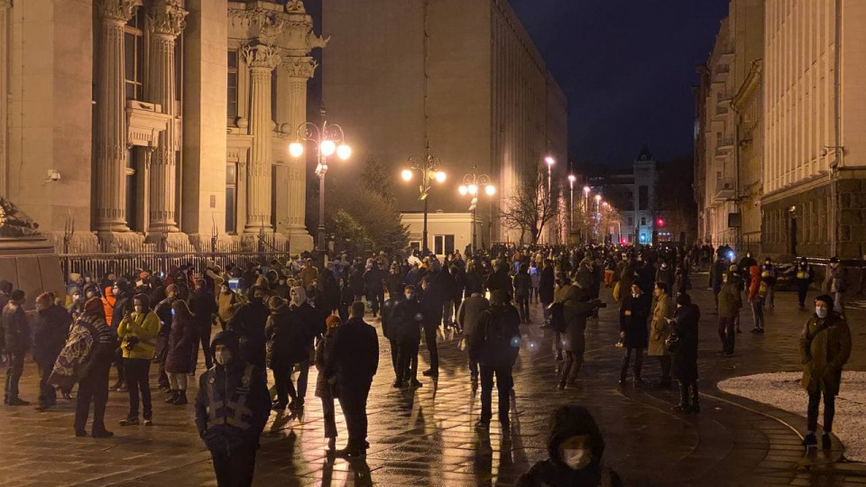 Под Офисом Президента масштабный митинг: активисты зажгли файеры и бросают шумовые гранаты, фото