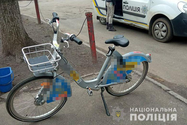 В Киеве женщина украла велосипед с пункта проката