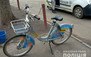 В Киеве женщина украла велосипед с пункта проката