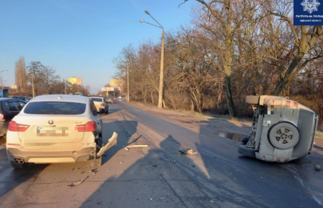 На Овидиопольской дороге перевернулся внедорожник, фото
