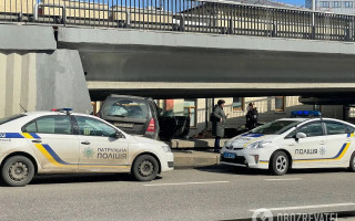 В Киеве авто влетело под эстакаду и застряло