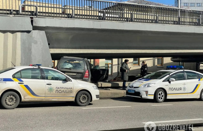 В Киеве авто влетело под эстакаду и застряло