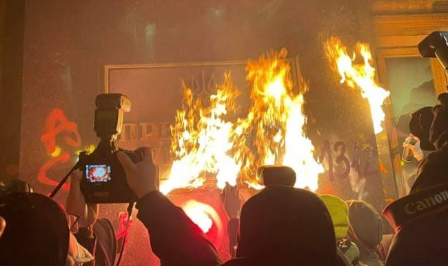 Протест під Офісом Президента: «слуги народу» засудили дії активістів
