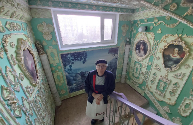В Киеве подъезд превратили в Версаль: фото
