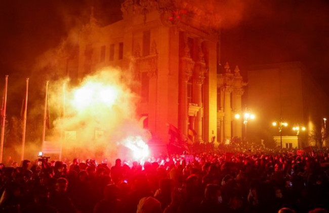 «Слуга народа» инициирует внеочередное заседание Рады из-за беспорядков возле Офиса Президента