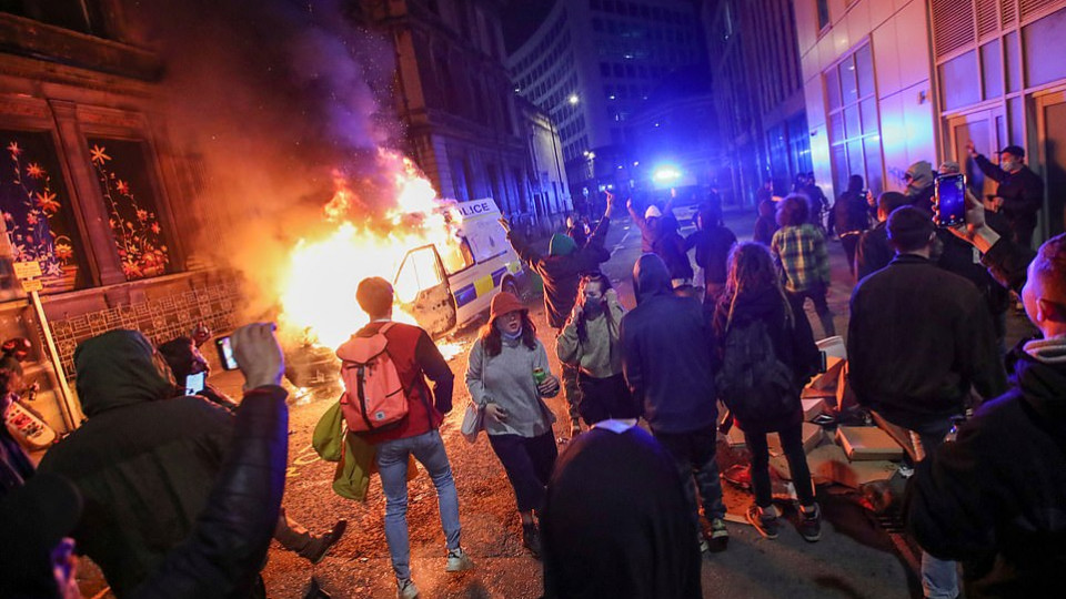 Недовіра поліції та карантинні обмеження – як у Британії протести переросли у насильство