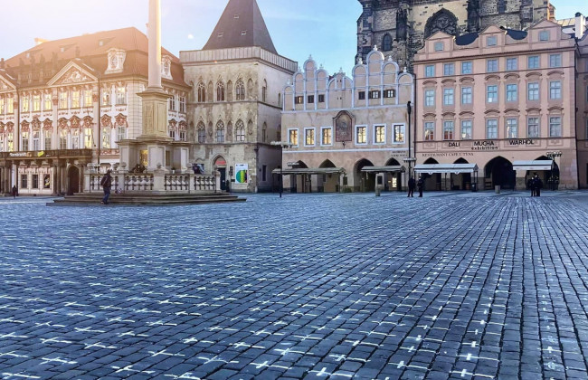 В центре Праги нарисовали более 22 тысяч крестов в память об умерших от коронавируса