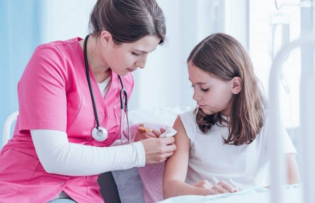 Чи законно відсторонити від занять у школі не щеплену за віком дитину