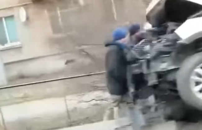 В Киеве внедорожник снес столб, видео