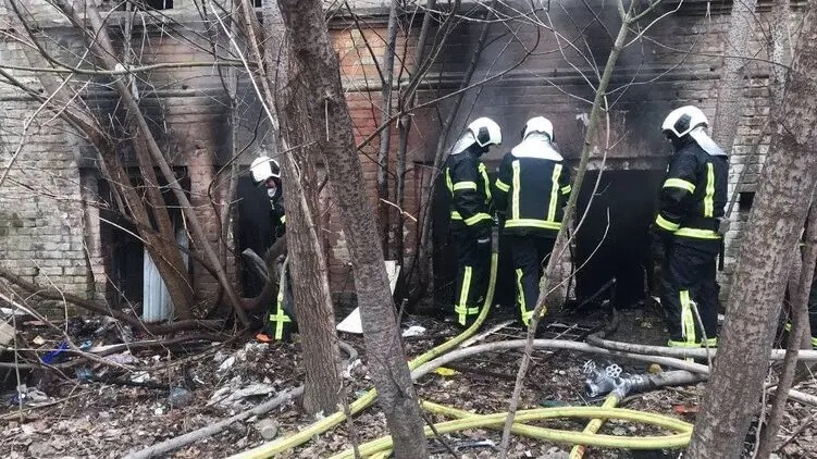 В Киеве вспыхнул пожар на территории Александровской больницы