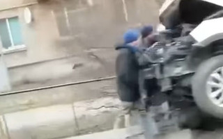 В Киеве внедорожник снес столб, видео