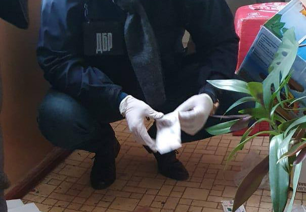 ДБР затримало посадовця, який «кришував» ресторанний бізнес під час карантинних обмежень