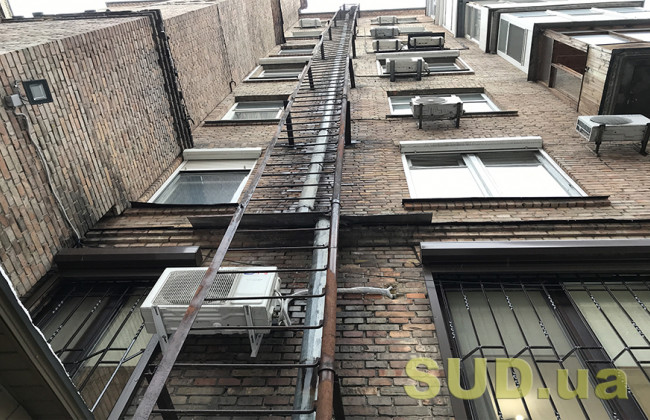 В столичной многоэтажке вспыхнул мощный пожар: видео