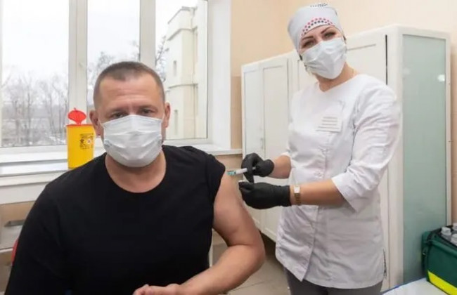 Мэр Днепра Борис Филатов сделал прививку от COVID-19