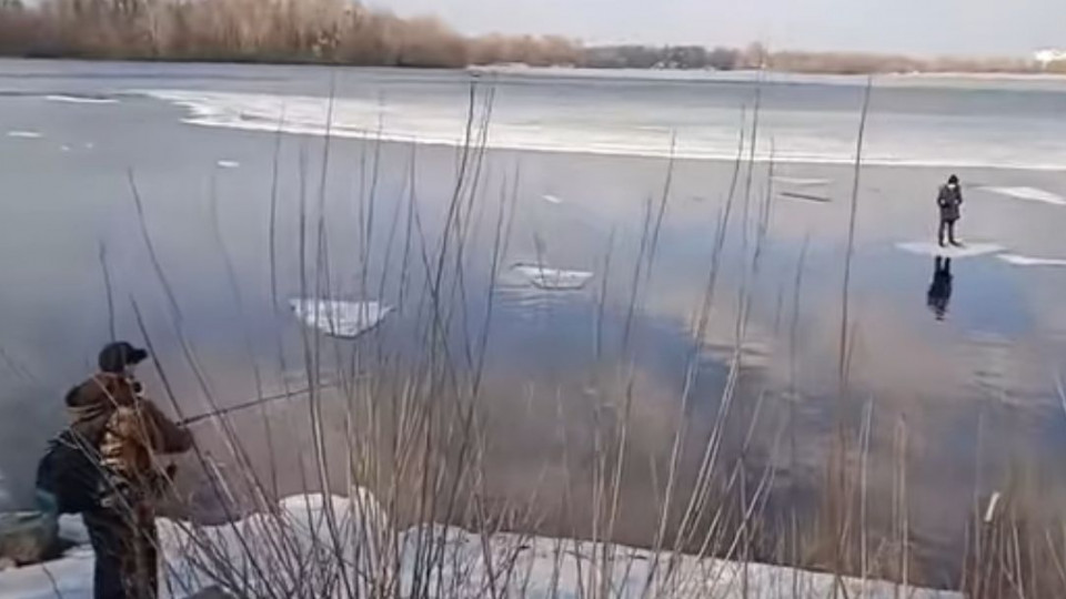 В Киеве рыбак с помощью спиннинга спас 11-летнего мальчика, видео