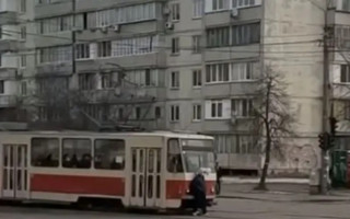 Киевлянин заблокировал движение трамвая, куда его не пустили из-за правил карантина